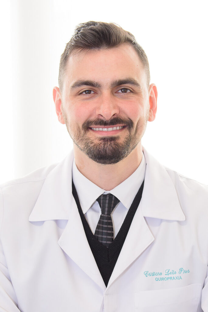 O DC. Cristiano Pires é Quiropraxista graduado pela FEEVALE-RS e pós graduado em Reabilitação Neuro-Ortopédica pela FNOR (único no Brasil). Trabalho no tratamento de dores articulares e musculoesqueléticas há mais de 10 anos em São Paulo!